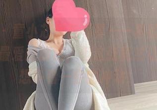 微密圈 – 童小芯紫色写真——真的，紫色不是我最爱的颜色，但这张竟然让我有种想多看一会的冲动！