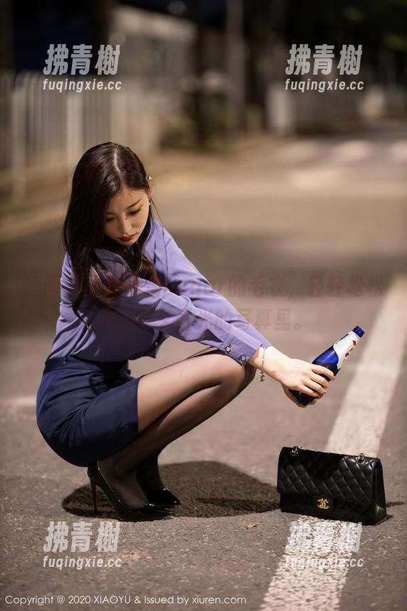 语画界 - 杨晨晨sugar的毛衣，轻轻松松收录在无圣光的写真里。