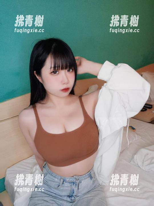 贞子蜜桃的万圣猎奇之旅：她的cos平凡中带点疯狂。