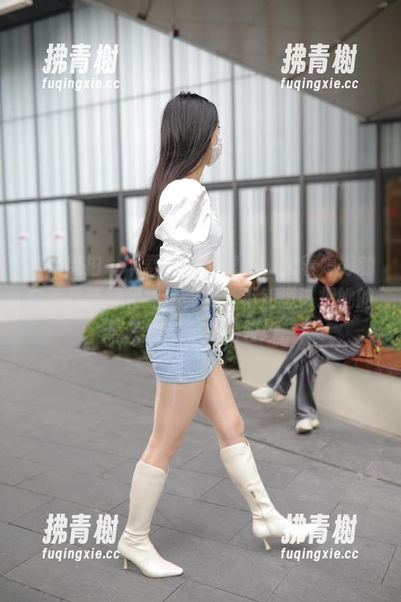 魔镜街拍 - 下载了高清壁纸，想着婷婷的白色吊带裙和黑丝美腿，不知道该把她的照片放在哪里比较好...