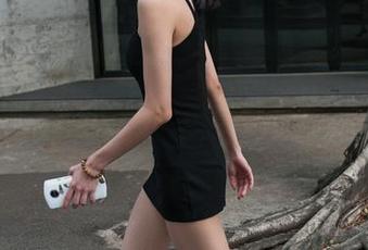 发誓只看走廊的魔镜街拍：制服包臀裙小姐姐3，哈哈，分享这张的时候，记得找个会修图的！